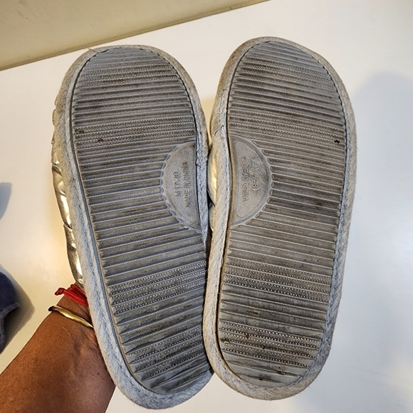 Nordstron Metalic Silver Puffer slippers size 7-8 - Picture 5 of 9